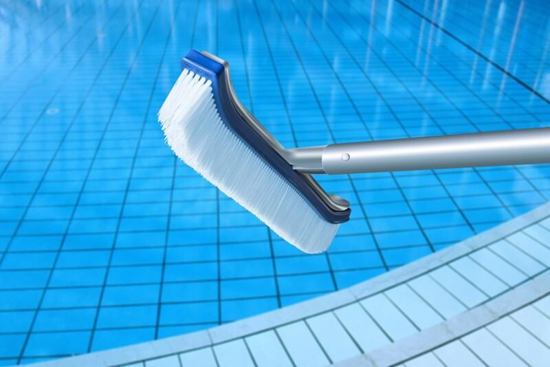 Cabezal de cepillo para piscina Premium, 45 cm, aluminio, cepillo de limpieza por Aquatix Pro con Clips EZ, para paredes, azulejos y suelos, diseño elegante y cerdas resistentes - Imagen 2