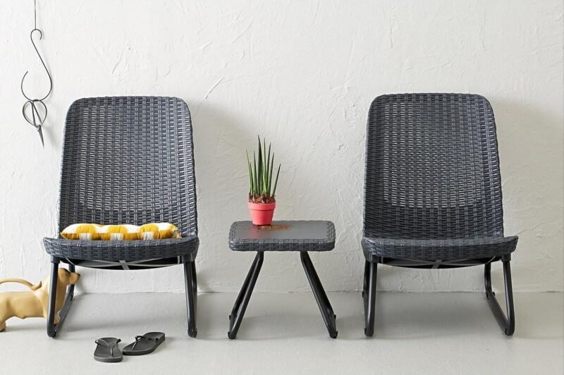 Keter Rio 3 Piece Resin Wicker Patio Furniture Set with Side Table and Outdoor Chairs for Front Porch and Backyard Decor, Dark Grey - Imagen 10
