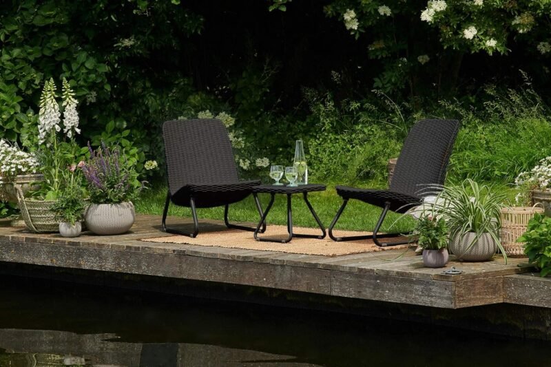 Keter Rio 3 Piece Resin Wicker Patio Furniture Set with Side Table and Outdoor Chairs for Front Porch and Backyard Decor, Dark Grey - Imagen 9