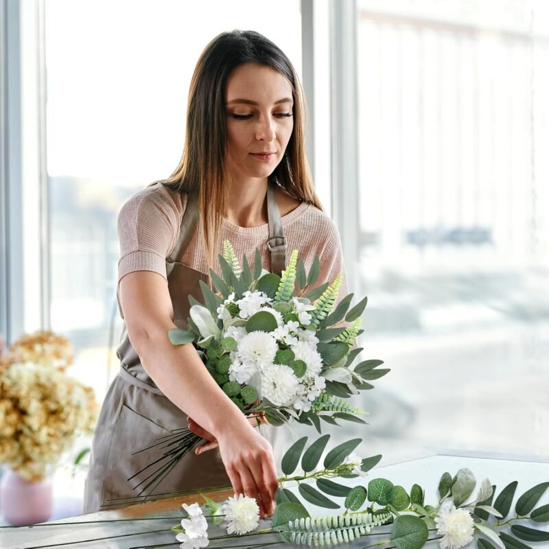Betylifoy Ramas de Eucalipto Artificial 65pcs con 8 Tipos de Plantas Falsas Ramas de Eucalipto Artificial para Boda DIY Ramo Centro de Mesa Arreglo Floral Decoración (65) - Imagen 3