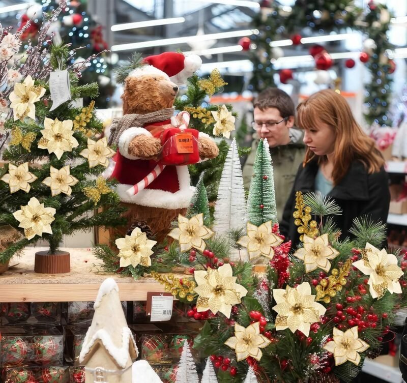 Flores Artificiales Navidad,ilauke 30pcs Flores de Brillo Navideño Dorado 14/16cm con 10 Mariposas+10 Ramas de Bayas+30 Clips+30 Tallos,Flores Navideñas para Decoración Dcorona de Guirnalda para Boda - Imagen 8